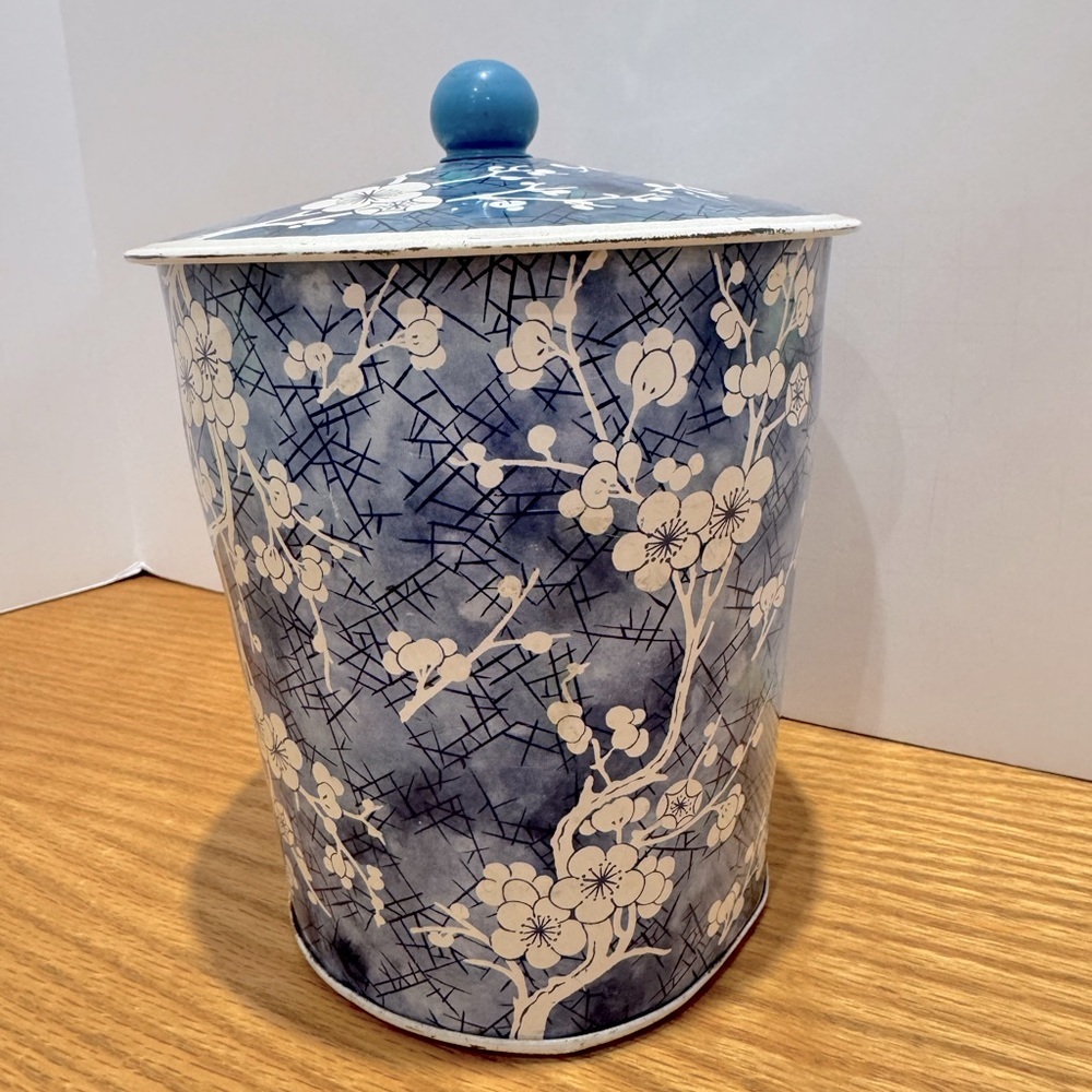 Vintage floral Blue and White tea tin MCM - Picture 2 of 15
